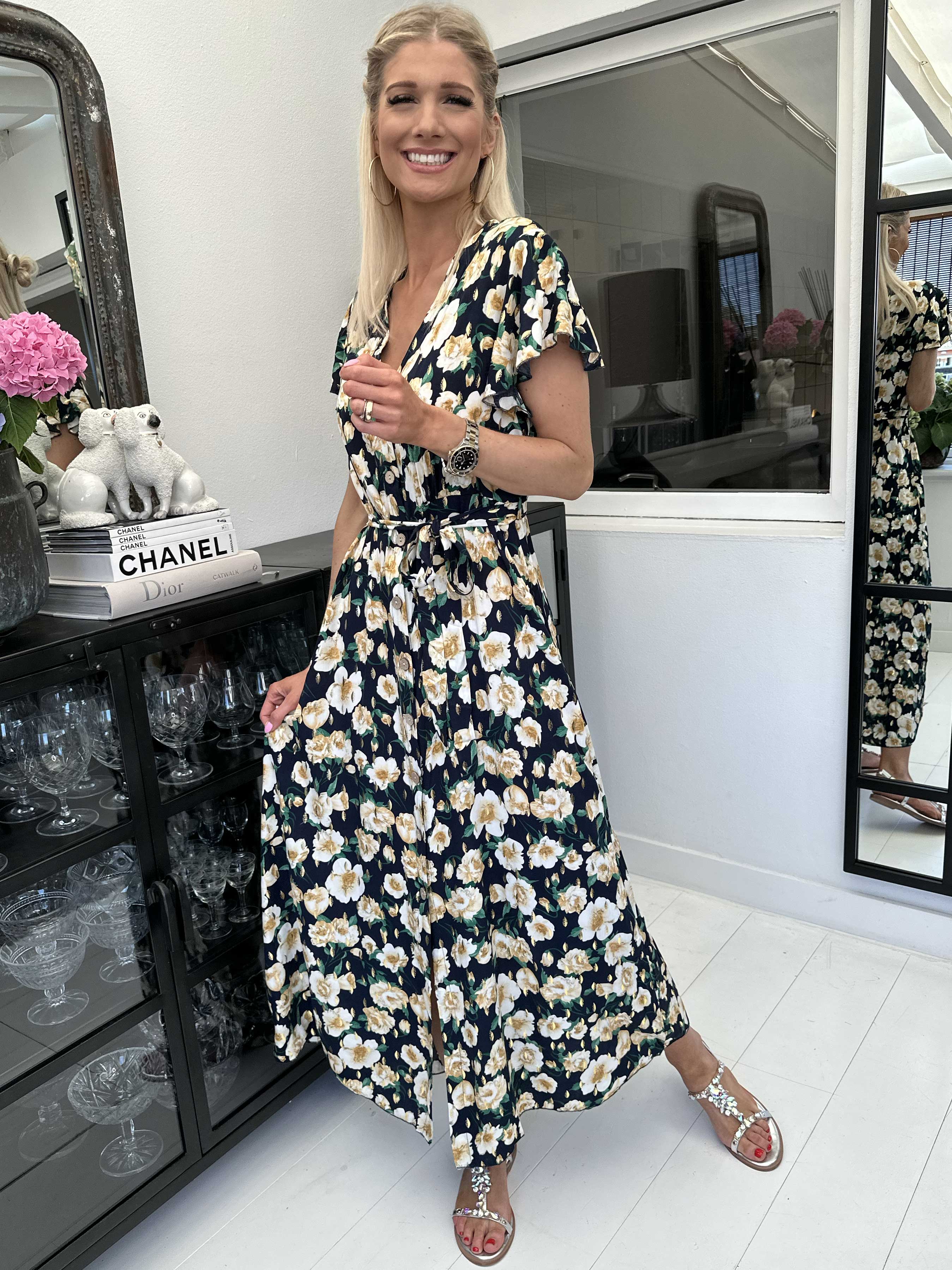 Marlie - Blommig klänning med knytband och gulddetaljer